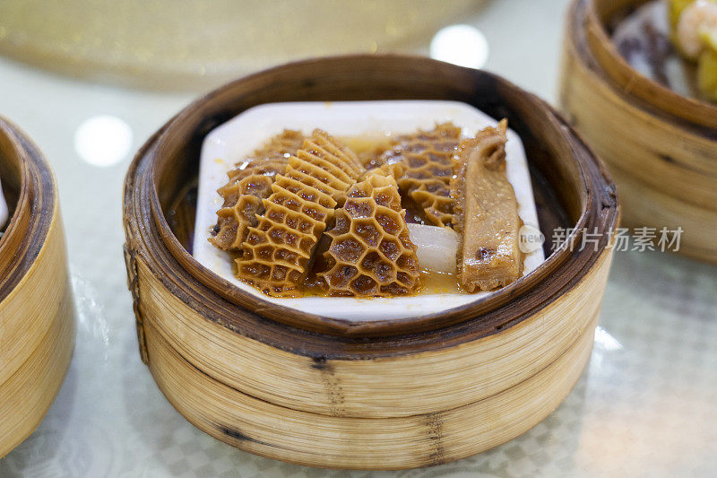 餐厅里的广东dum sum called Honeycomb Tripes的特写镜头